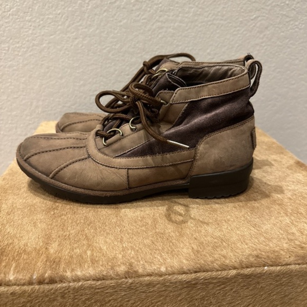 Uggs Leather‎ Boots Size 10. SN 1095156 Brown Lace-Up Outdoor Wear Great Co.